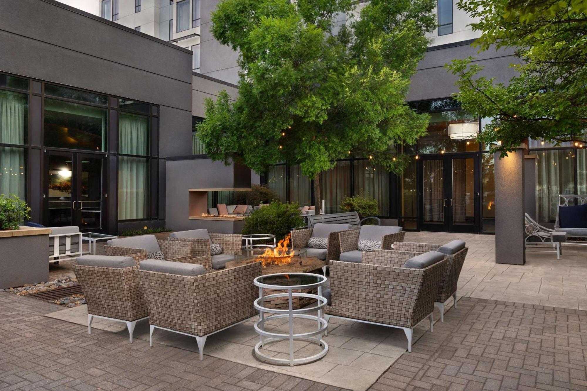 Hotel Embassy By Hilton West